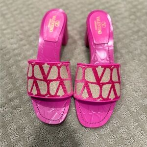 NWOT Valentino VLogo 50 Toile Iconographe Canvas Sandal on pink canvas. Size 39.